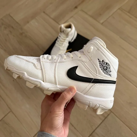 Jordan Mid 1 Youth Cleats - Picture 1 of 3